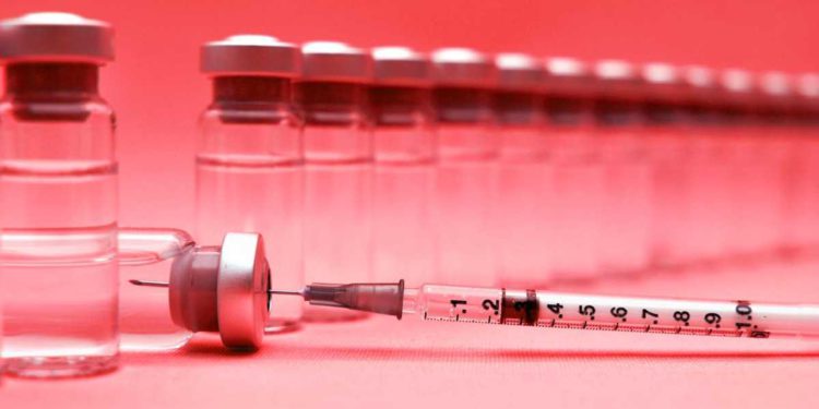 ¿Cómo puede una vacuna COVID causar coágulos de sangre?