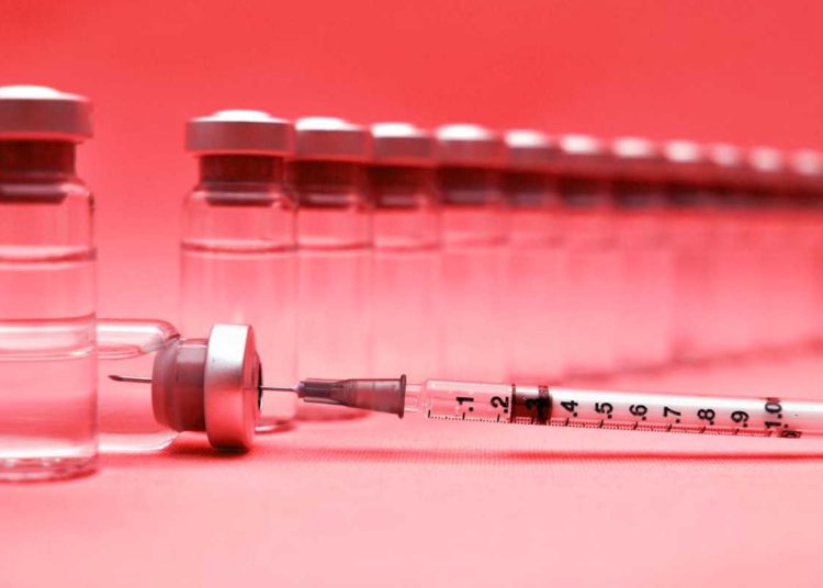 ¿Cómo puede una vacuna COVID causar coágulos de sangre?