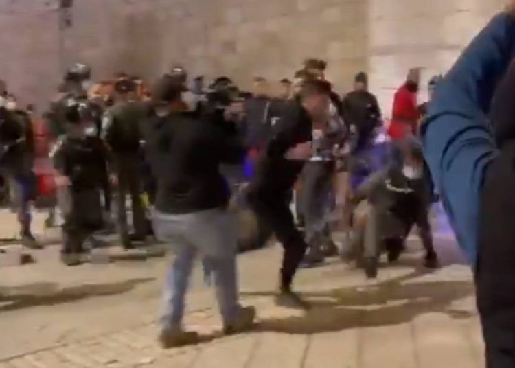Ramadán en Jerusalem: Musulmanes atacan a la policía