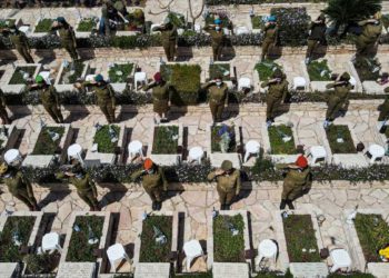 Israelíes conmemoran a los soldados caídos y las víctimas del terrorismo