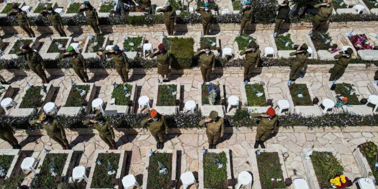 Israelíes conmemoran a los soldados caídos y las víctimas del terrorismo
