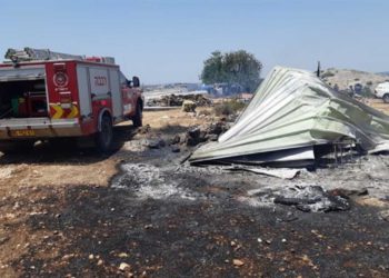 Árabes incendian una granja en Samaria
