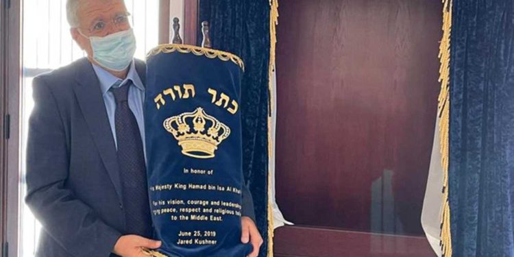 Rollo de la Torá de Jared Kushner llega a la sinagoga de Bahréin