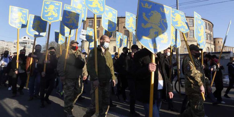 Marchas masivas en Ucrania para conmemorar a soldados de SS nazis