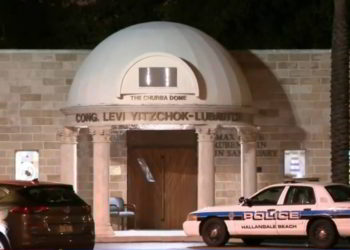 Hombre arroja heces a una sinagoga de Florida y grita consignas antisemitas