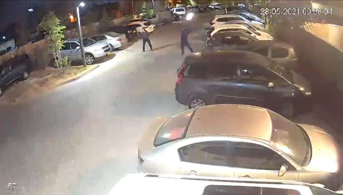 Lanzamiento de bombas incendiarias contra una casa judía en Lod