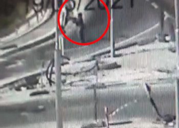 Mujer palestina dispara con una M-16 a soldados de Israel