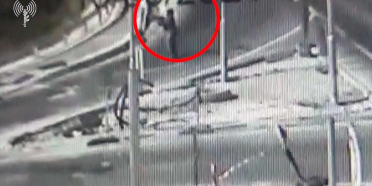 Mujer palestina dispara con una M-16 a soldados de Israel