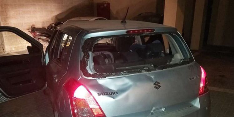 40 árabes apedrearon a un israelí en su auto: sobrevivió
