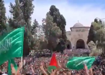 Palestinos ondean la bandera del grupo terrorista Hamás en el Monte del Templo