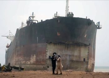 Barco con sustancias químicas peligrosas atraca en Pakistán