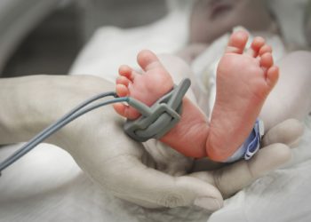 Juez británico dictamina que pareja judía no puede llevar a su bebé a un hospital israelí para que reciba tratamiento