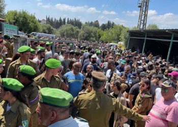 Cientos de personas asisten al funeral de Omer Tabib