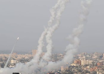 Israelíes corren a refugios en Jerusalén en medio ataque con cohetes