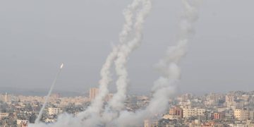 Israelíes corren a refugios en Jerusalén en medio ataque con cohetes