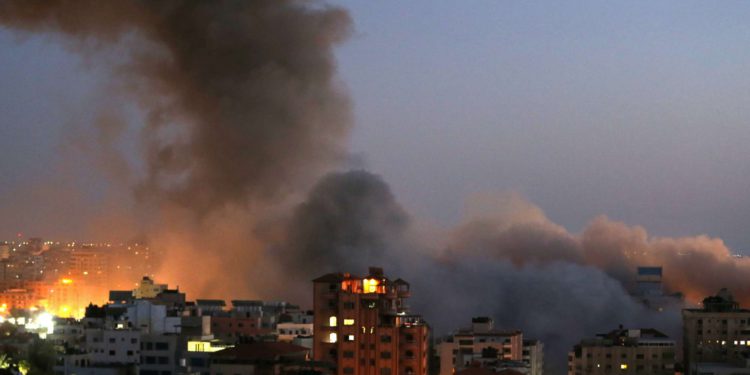 Informe: Israel advierte a Al Jazeera y a otros medios que abandonen edificio de Gaza