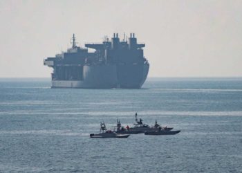 Disparos de advertencia de EE.UU ante barcos iraníes en el Estrecho de Ormuz
