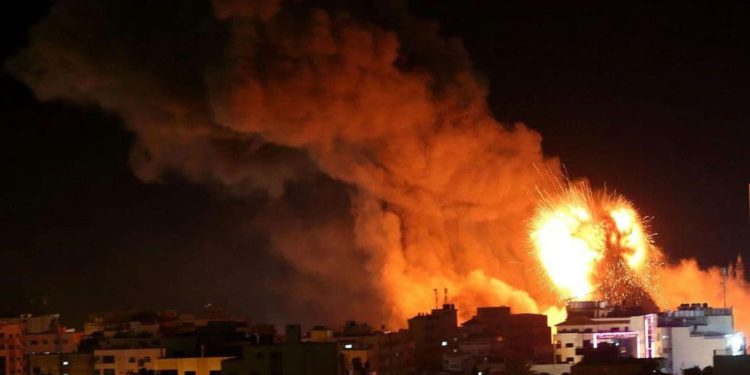 Israel ataca a Hamás en Gaza tras un ataque incendiario con globos