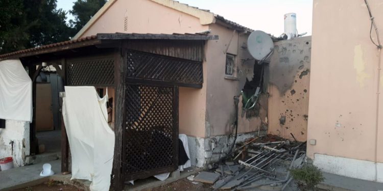 Impacto directo en una casa de Sderot: un hombre herido