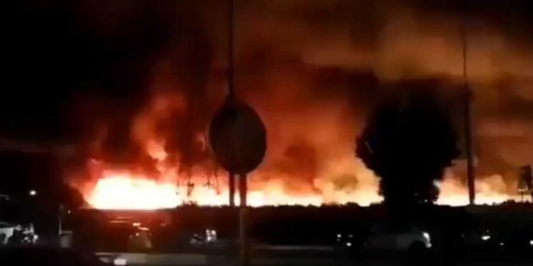 Incendio masivo cerca de la central nuclear iraní de Bushehr
