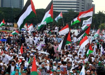Cientos de personas protestan en Indonesia contra Israel ante la embajada de EE.UU.