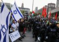 Manifestantes pro-palestinos atacan a manifestante pro-Israel