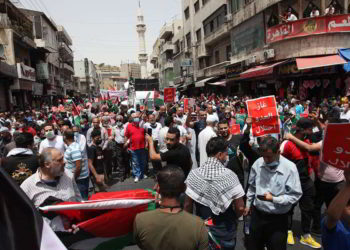 Jordanos queman banderas de Israel para "celebrar la victoria" en Gaza