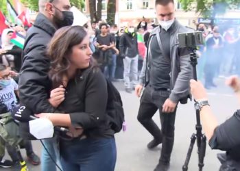 Lanzan petardo a la periodista israelí Antonia Yamin en Berlín