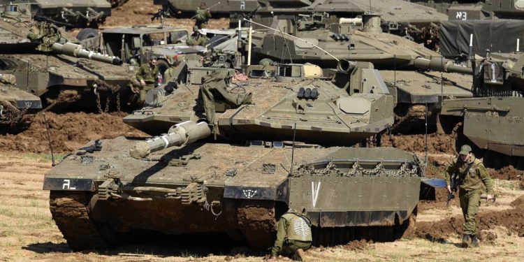 La ofensiva terrestre israelí en Gaza "está sobre la mesa"
