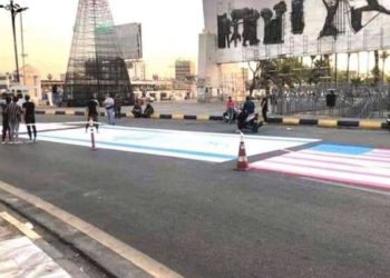 Grupos pro-iraníes en Irak preparan banderas israelíes para pisar
