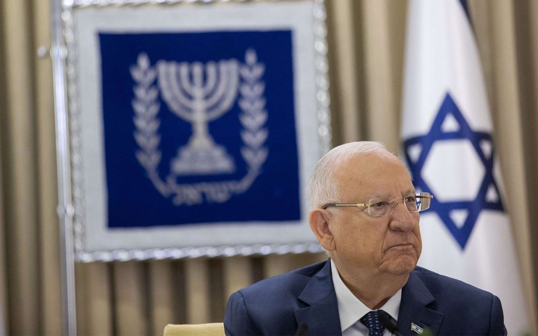 Rivlin condena el “pogromo” de Lod y el “vergonzoso silencio” de los dirigentes árabes