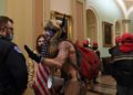 Vídeo muestra que la policía del Capitolio de EE.UU. dio el visto bueno a los manifestantes para entrar