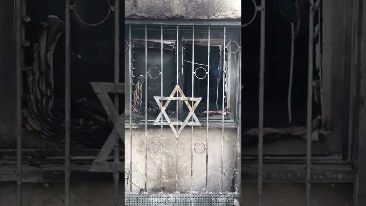 Ver: Sinagoga incendiada por árabes en Lod