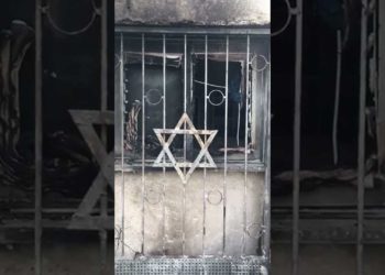 Ver: Sinagoga incendiada por árabes en Lod