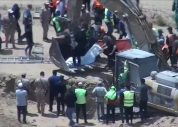 Imágenes muestran a Hamás intentando extraer los cuerpos de sus miembros muertos en el túnel de Gaza