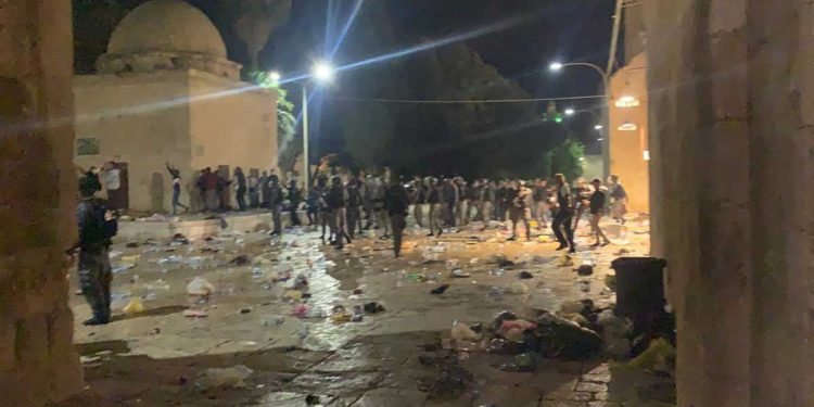 Policía de Israel en el Monte del Templo enfrenta violencia islámica