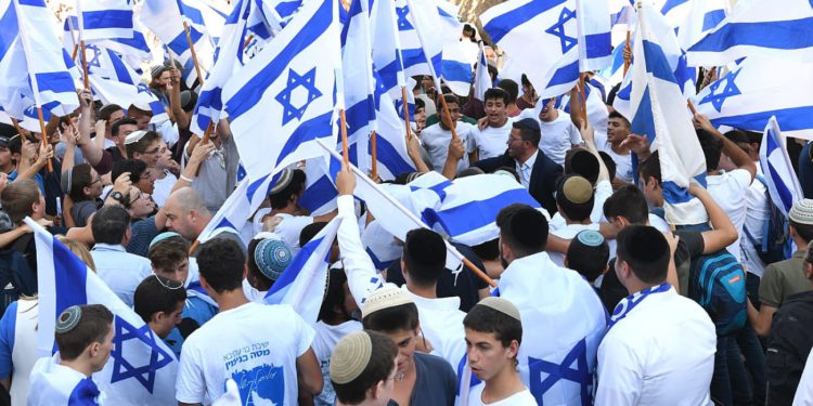 Comienza la multitudinaria Marcha de las Banderas de Jerusalén