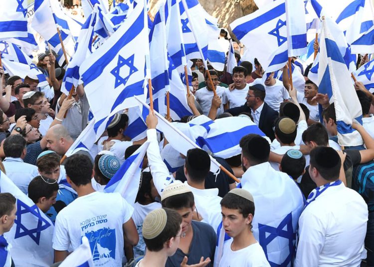 Comienza la multitudinaria Marcha de las Banderas de Jerusalén