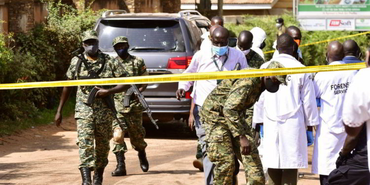 Ataque contra ex jefe del ejército de Uganda mata a su hija y a su conductor