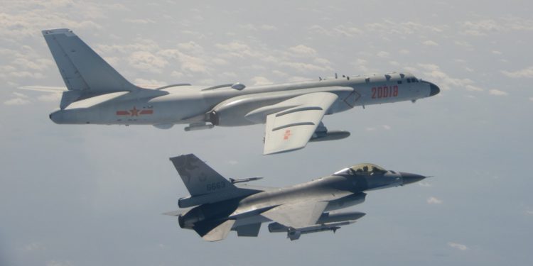 Taiwán reporta 28 aviones chinos con capacidad nuclear sobre zona de identificación aérea