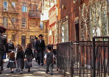 Tres hombres acusados de 64 cargos por delitos antisemitas en Brooklyn