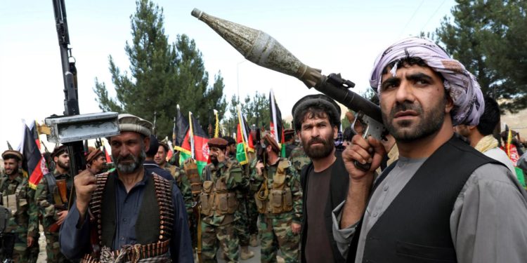 Afganistán se desintegra a medida que los talibanes ganan terreno