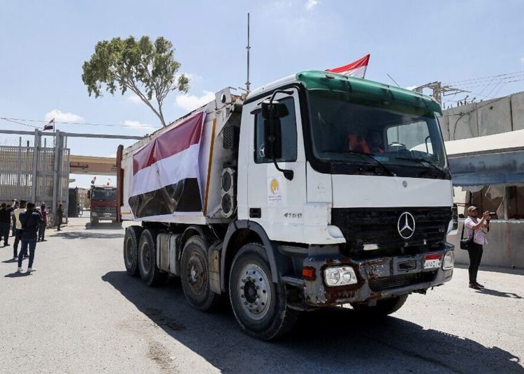 Israel permite la entrada a Gaza de combustible financiado por Qatar