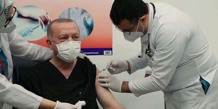 Erdogan de Turquía afirma que recibió tres dosis de vacuna contra el COVID