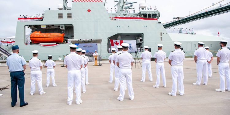 Marina Real Canadiense encarga el buque patrulla en alta mar HMCS Harry DeWolf
