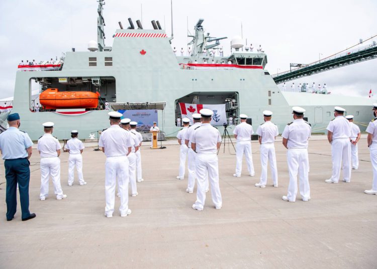 Marina Real Canadiense encarga el buque patrulla en alta mar HMCS Harry DeWolf