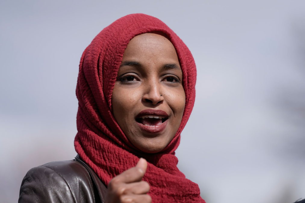 Ilhan Omar insiste en que no equiparó a EE.UU. e Israel con terroristas