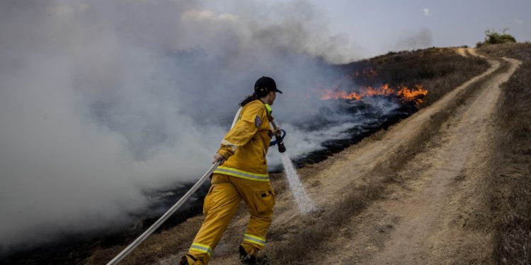 Globos incendiarios lanzados desde Gaza provocan 8 incendios en Israel