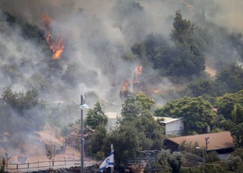 Incendio que amenaza a Tzur Hadassah, cerca de Jerusalén