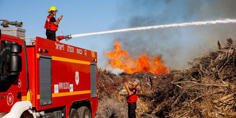 Incendios en el sur de Israel provocados por globos incendiarios lanzados desde Gaza